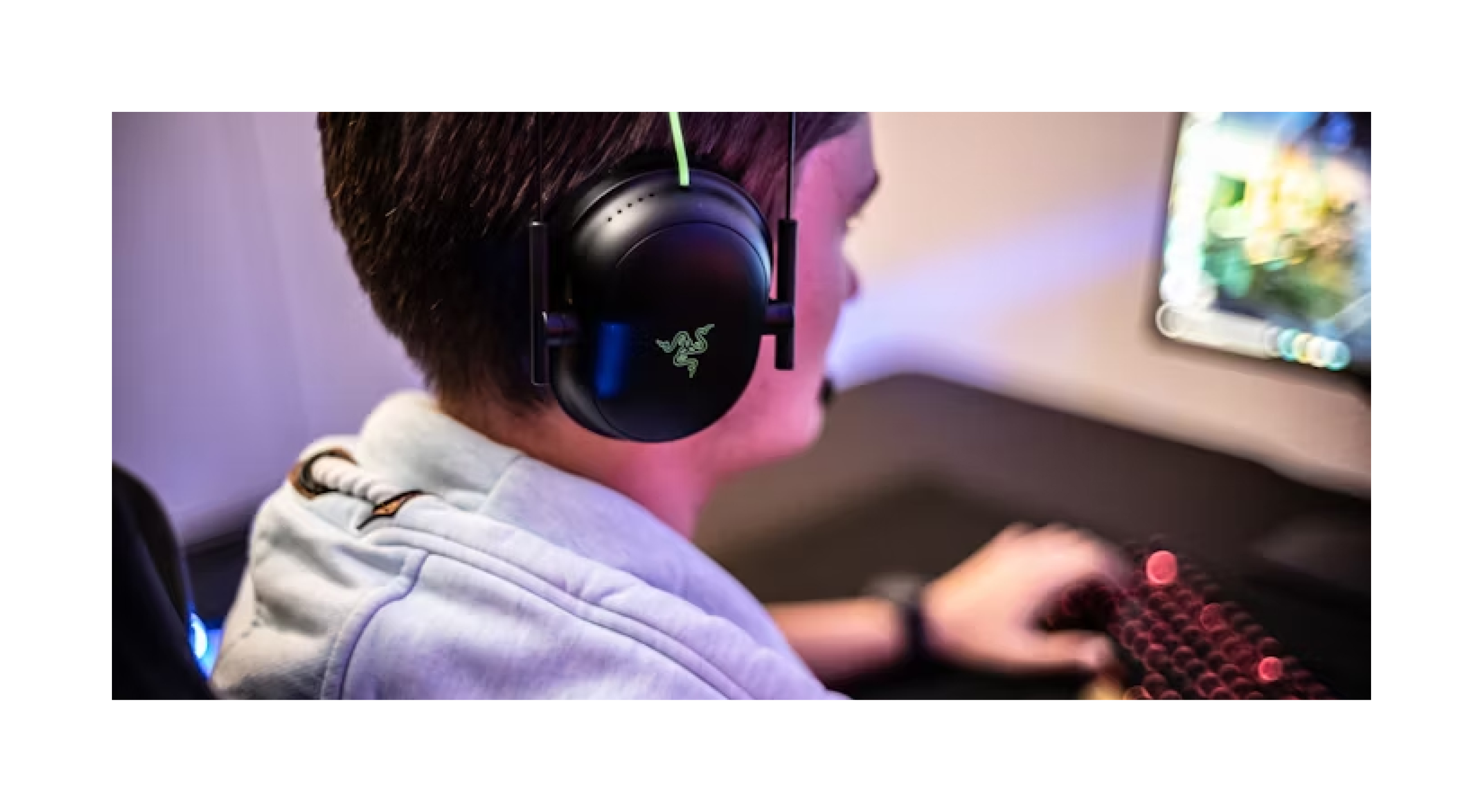 Student with gaming headsent